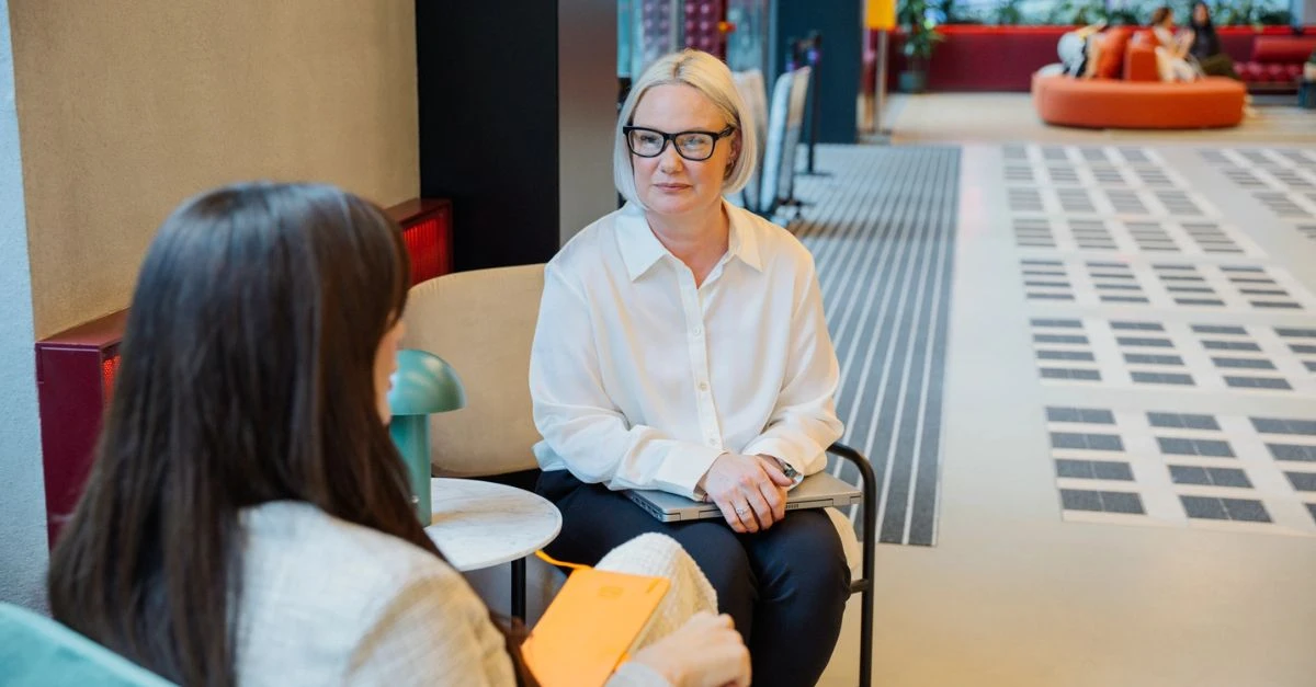 HR line manager in conversation with direct report