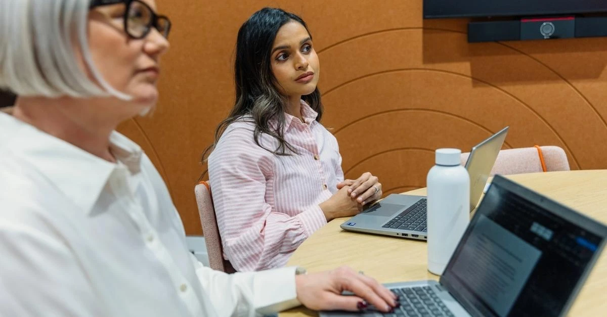 HR professionals discussing fixed-term contracts