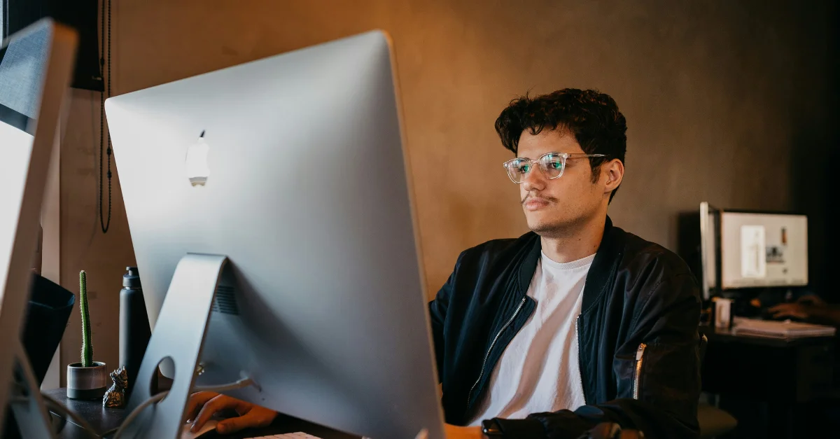 HR manager reads Brightmine news about New York City Council's pay data reporting law.