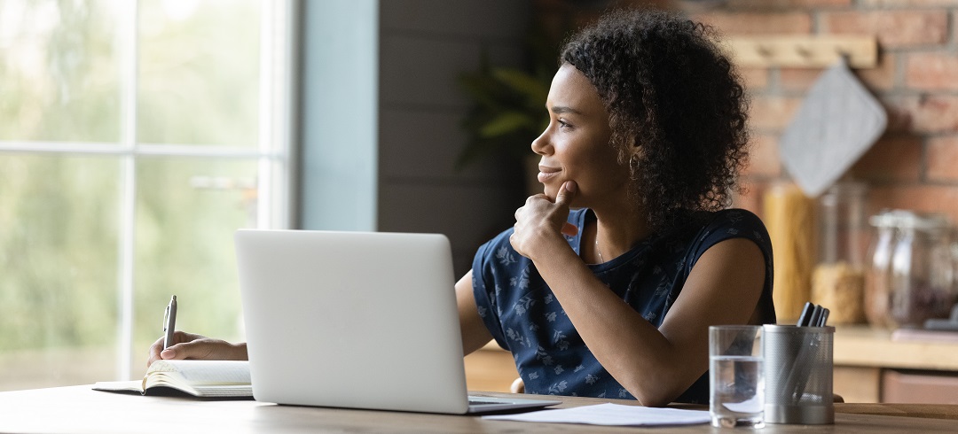 denkende vrouw achter laptop