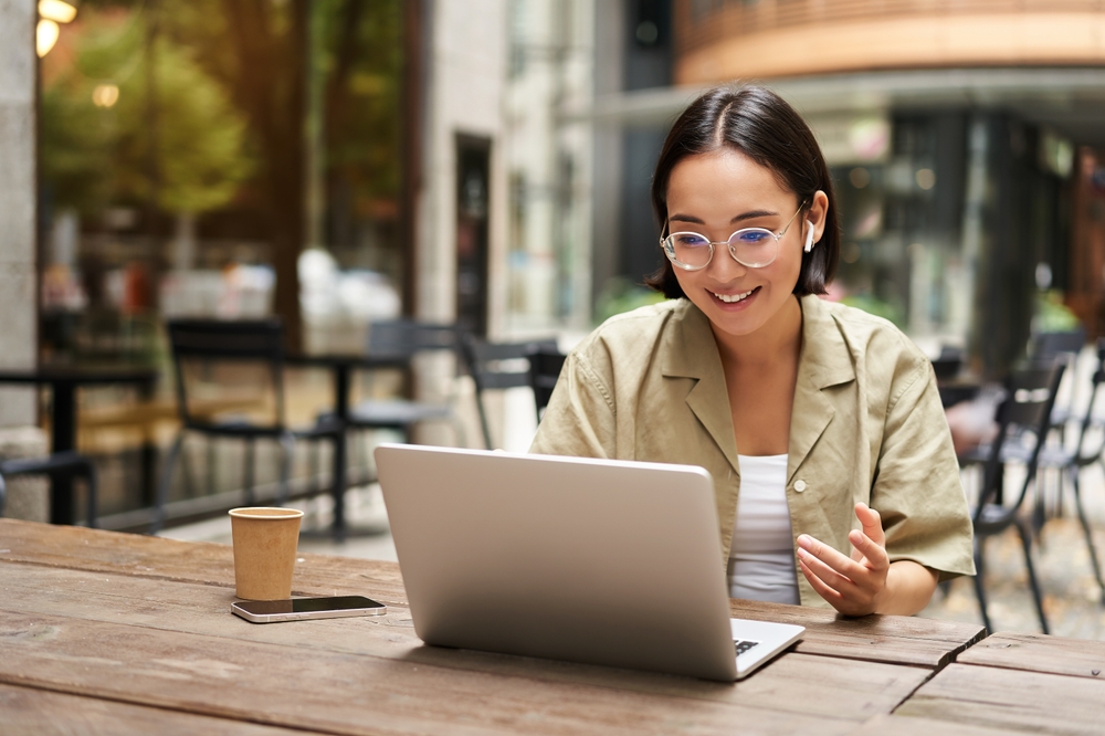 vrouw werkend achter laptop Wet VBAR