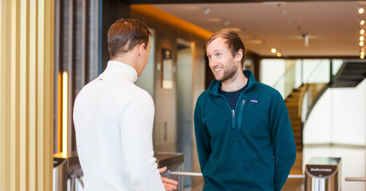 staande mannen in een kantoor