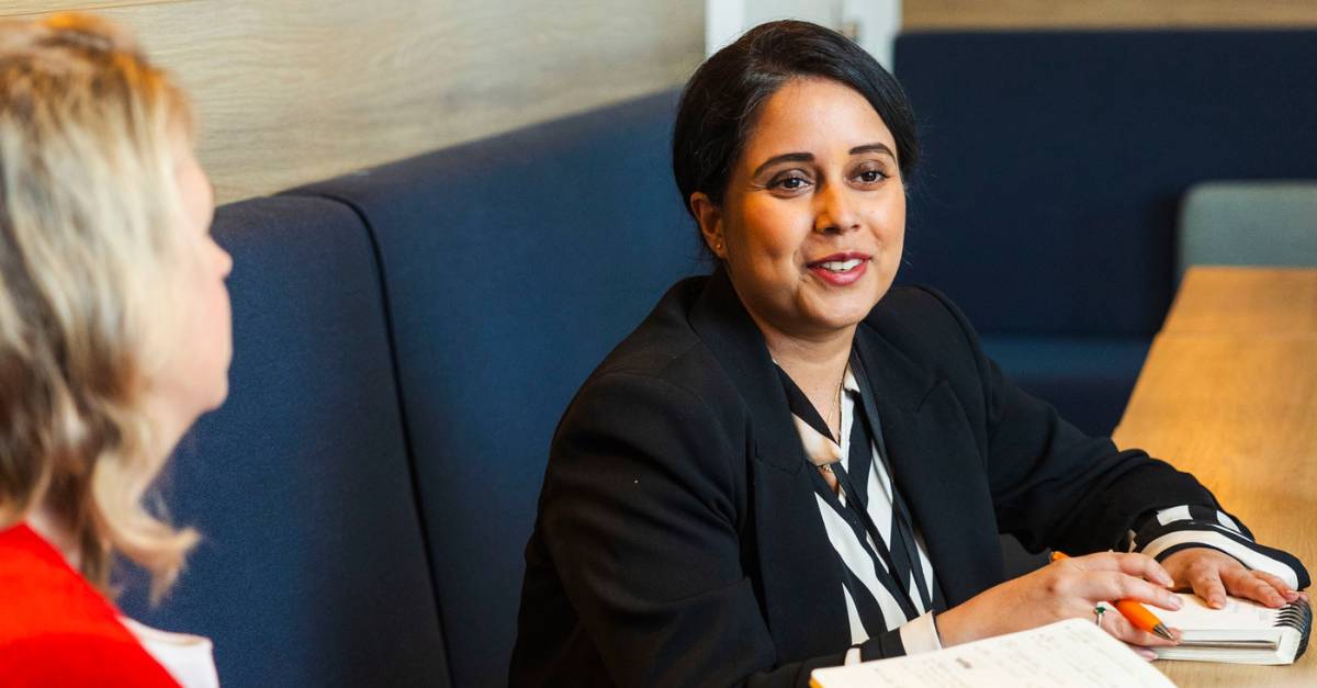 werknemer aan bureau