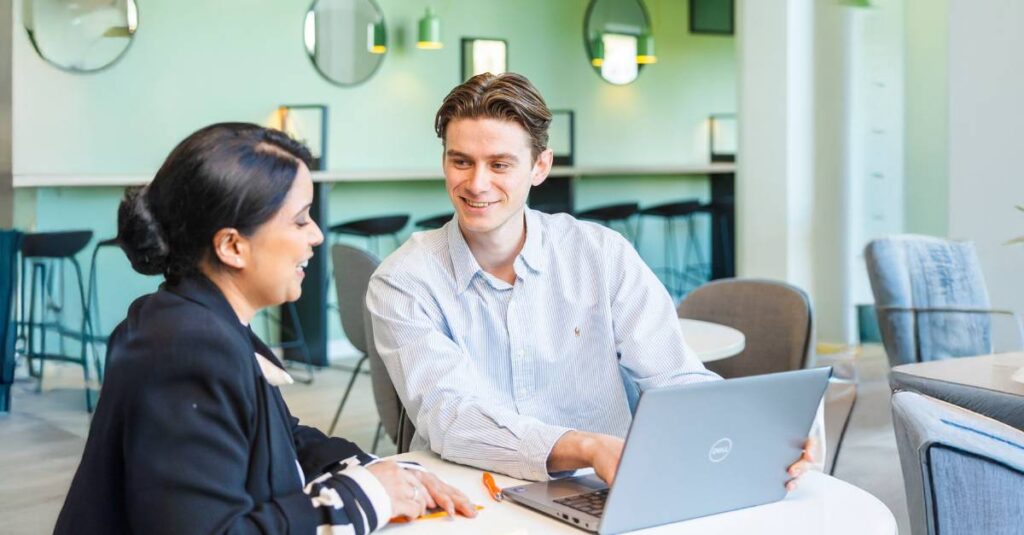 twee vrolijke collega's