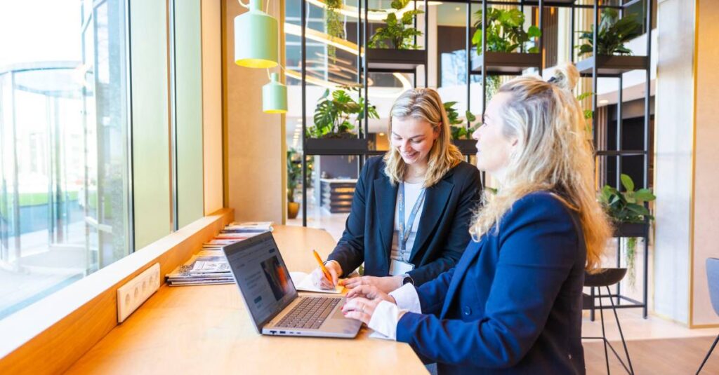 lachende werknemers staand aan het werken