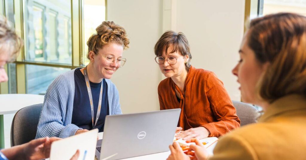 twee werknemers van brightmine die wat bekijken op een laptop