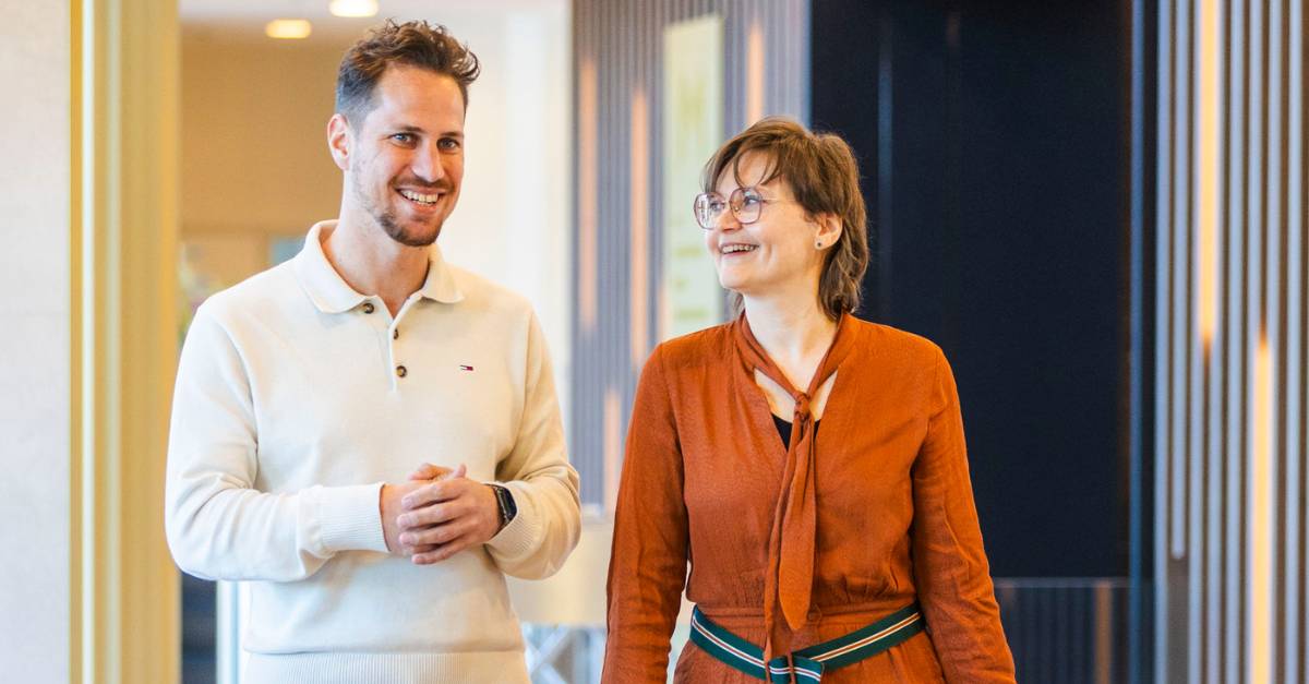 brightmine collega's lopen door het kantoor
