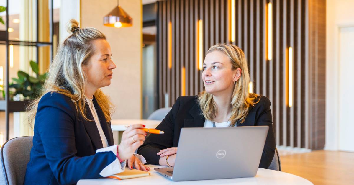 twee vrouwelijke professionals aan het werk met Brightmine