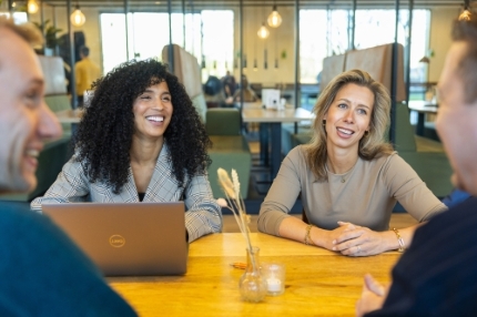 foto_collegas_aan_tafel