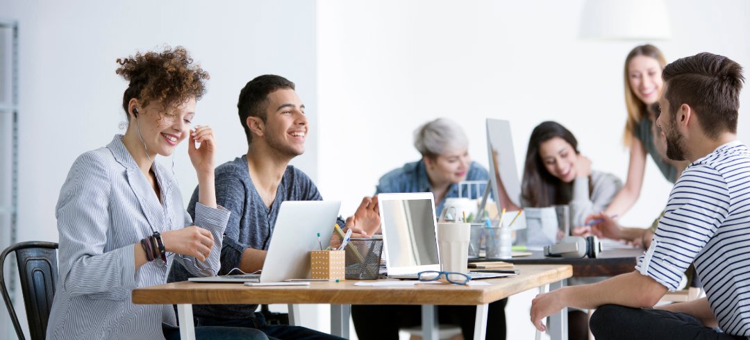 werkende mensen aan een bureau